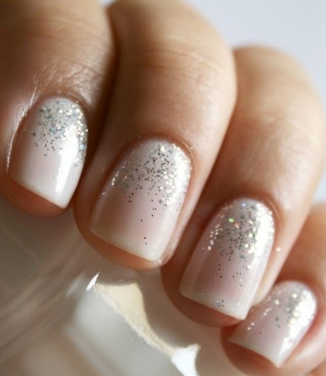 jednoduchá svadobná manikúra krátke nechty krém trblietky strieborná jednoduchá svadobná manikúra-krátke-nechty-krémovo-trblietavé-strieborné