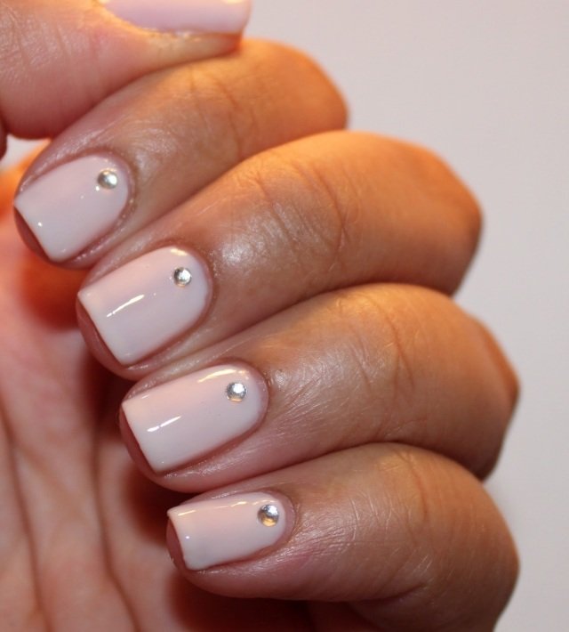 krém na svadobné nechty prírodný štrasový akcent stred svadobné nechty dizajnový krém prírodný štrasový akcent stred