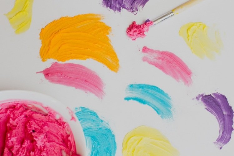 Na zdobenie koláčov používajte iba jedlé farby Výnimočná svadobná torta-akvarely-jedlé-farby-miešacie-štetce