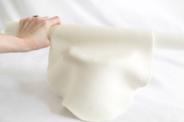 biely fondán je dobrým základom pre ďalšie dekorácie svadobná torta-výnimočné-akvarel-návod-biela-fondánová-torta-dajte na to