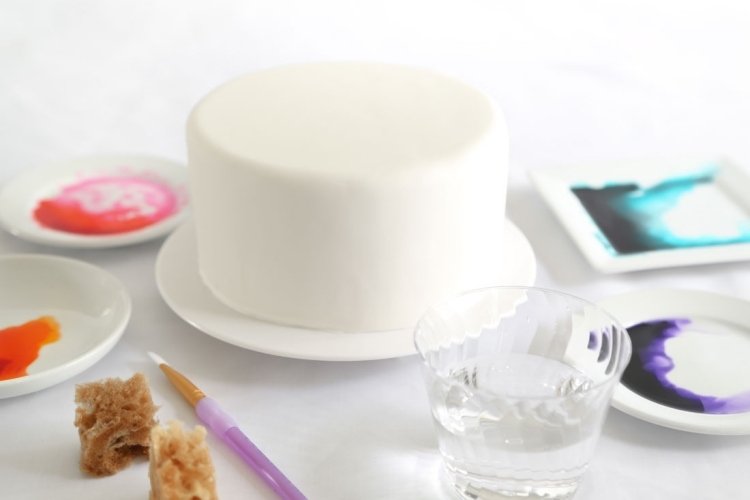 získajte všetky užitočné materiály - jedlé farby, štetce, morskú špongiu svadobná torta-mimoriadny-akvarel-návod-biela-fondán-farby-materiály