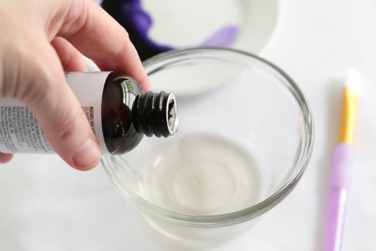 číry vanilkový extrakt ako rozpúšťadlo pre jedlé farby svadobný-koláč-mimoriadny-akvarel-návod-vanilkový-extrakt-roztok