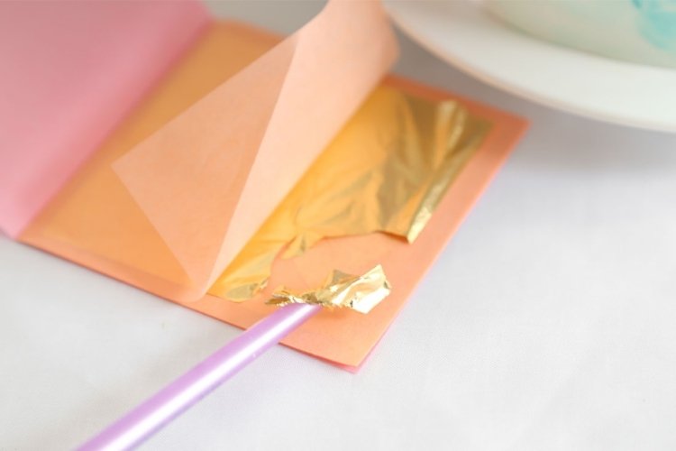 ozdobte svadobnú tortu jedlým zlatom svadobná torta-mimoriadny-akvarel-návod-zlatý-list-jedlý-ozdobiť