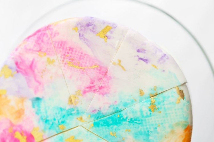 Navrhnite svadobnú tortu vo farbe bez toho, aby ste ju poriadne namaľovali svadobná torta-mimoriadny-akvarel-návod-bez-maľovania-detailného pohľadu