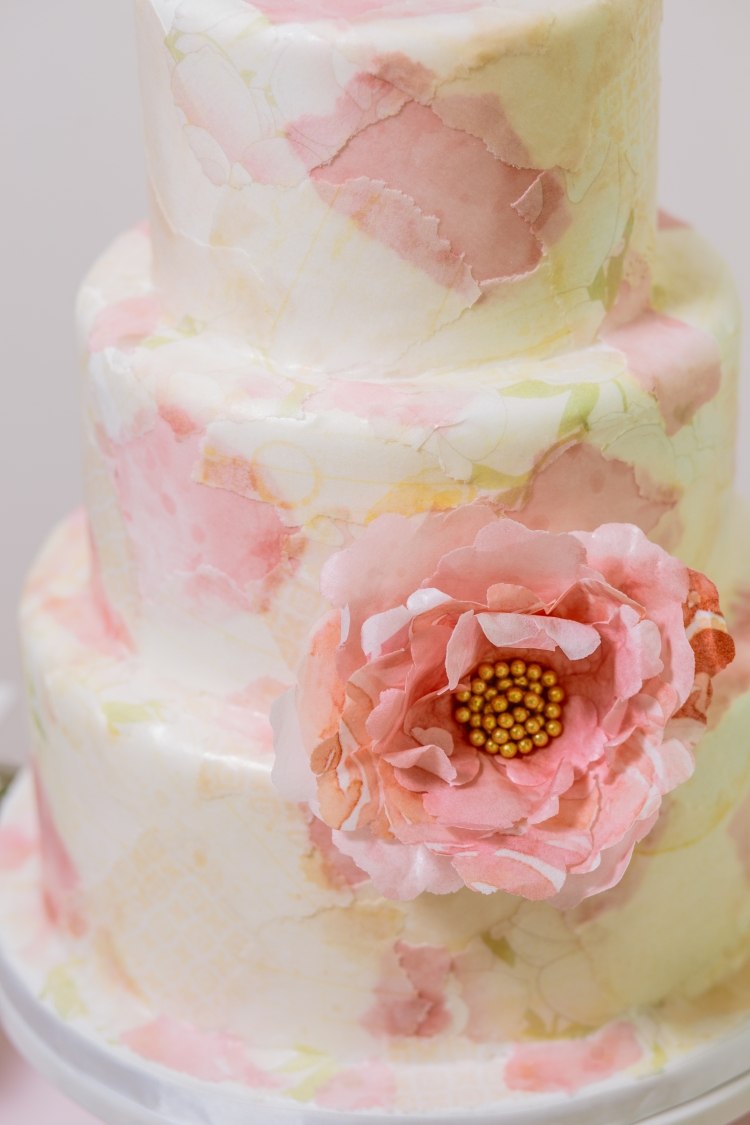 Svadobná torta s akvarelovým efektom technikou servítky svadobná torta-mimoriadny-akvarel-fondán-krém-biely-jemný ružový-jemný-jemný