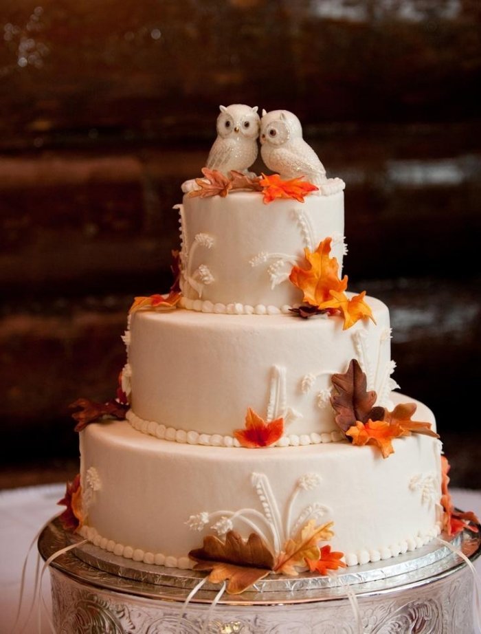 nápad-svadobná torta-jeseň-biela-glazúra-3-úrovne-sovie listy