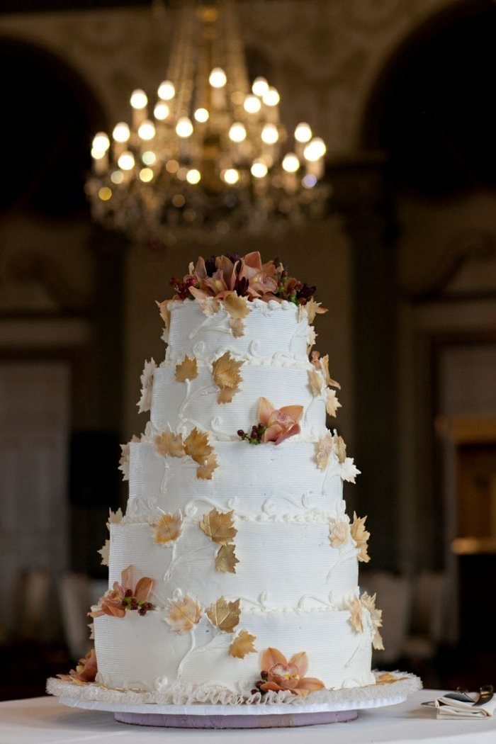 nápady-svadobná torta-jeseň-5-úrovní-biela-glazúra-jesenné lístie