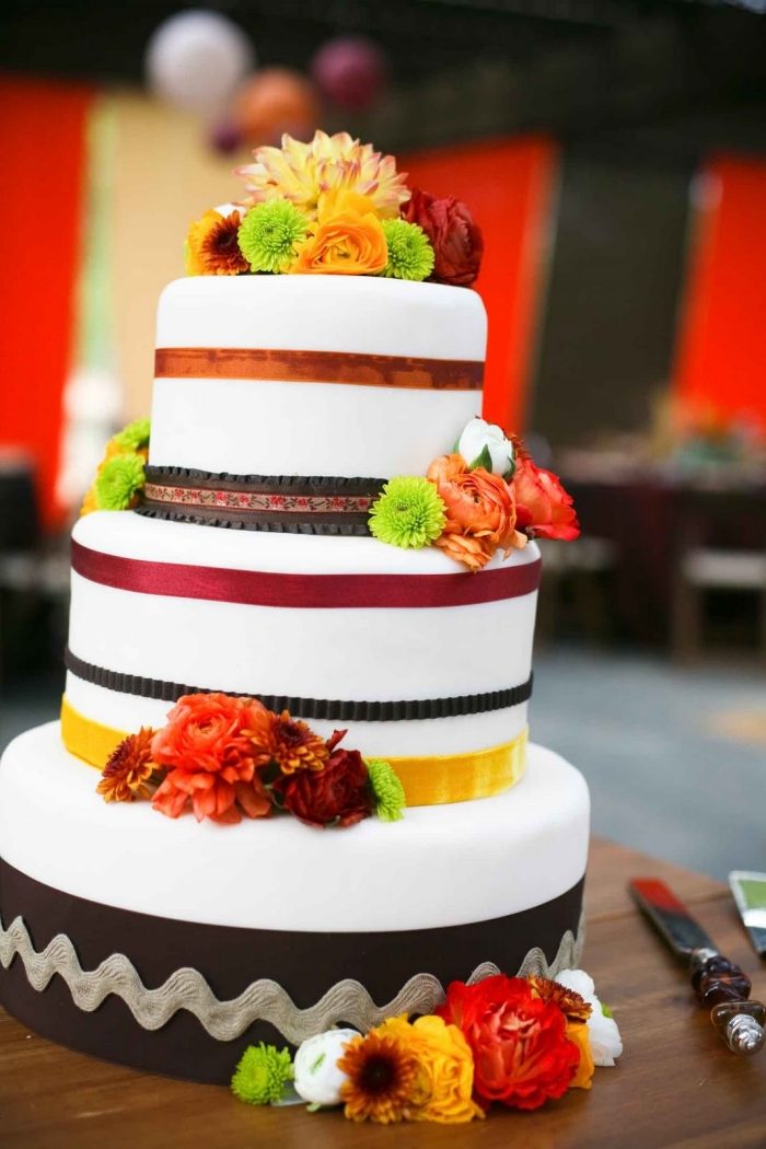 nápad-svadobná torta-jeseň-farebné-stuhy-kvety-biele-fondán