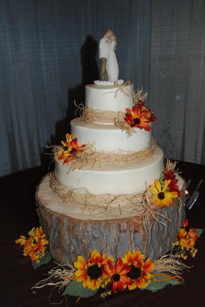 svadobná torta-jeseň-rustikál-drevo-plátok-praut pár-figúrka