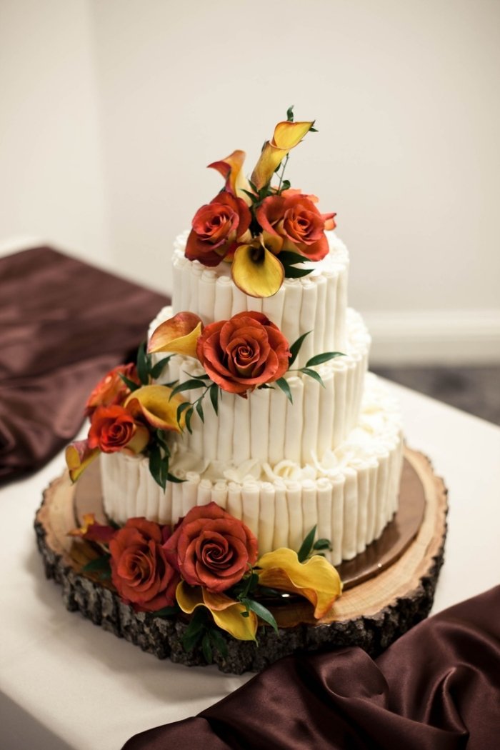 svadobná torta-jeseň-oranžové-ruže-žlté-callas-drevo-plátok