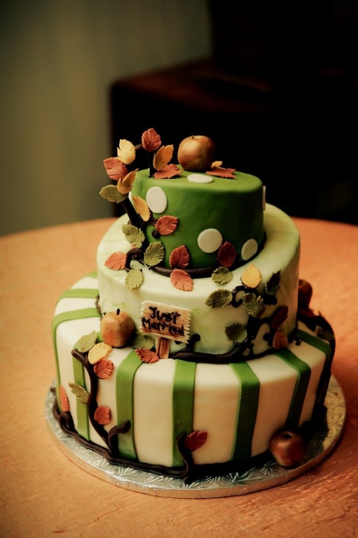 svadobná torta-jeseň-zelené-listy-dekorácia