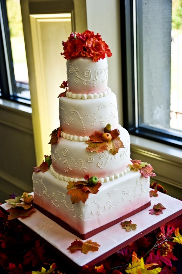 svadobná torta-jeseň-4-úrovne-biela-glazúra-listy