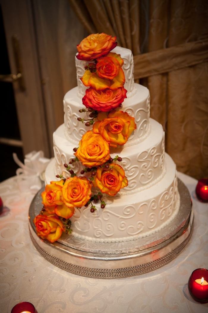svadobná torta-jeseň-4-poschodová-girlanda-oranžové-ruže