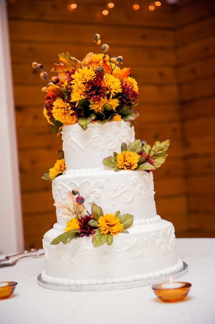 Svadobná torta na jesennú svadbu -biela-glazúra-žlté-kvety