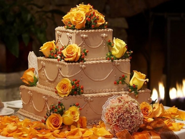 Svadobná torta pre jesenné svadobné inšpirácie-žlté ruže