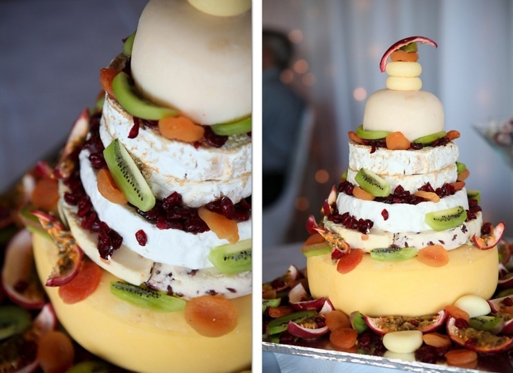 Lahodná, aj keď mimoriadna svadobná torta Svadobná torta ovocie banány syr červené bobule suché ovocie