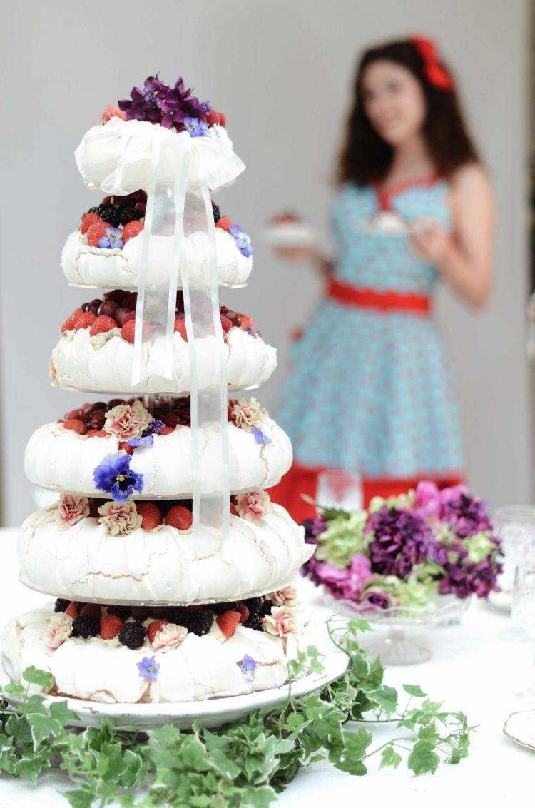 Upečte si a ozdobte svoju svadobnú tortu sami Svadobná torta ovocný krém upiecť vlastné nápady lahodné