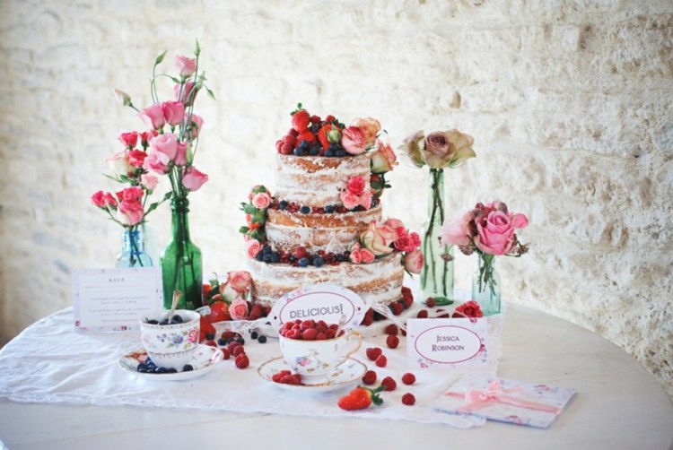 Upečte si vlastnú svadobnú tortu - ideálna na svadby vo vintage štýle Ovocie na svadobnú tortu chutí chutne na jeseň