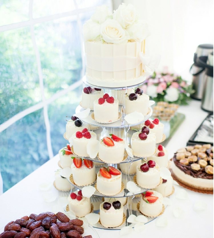 Lahodné recepty na pečenie - podávajte košíčky s bobuľami Ovocie na svadobnú tortu sa ozdobí nápadmi vynikajúco