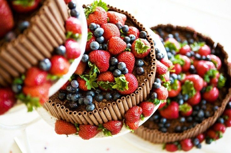 Upečte a ozdobte si vlastnú vynikajúcu svadobnú tortu s ovocím Svadobný koláč ovocie nápady bobule sladké ozdobiť stojan na tortu