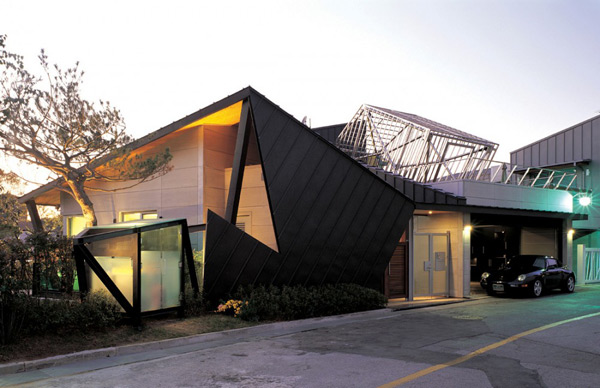 moderný zaujímavý dvorný dom s fasádou Kórey