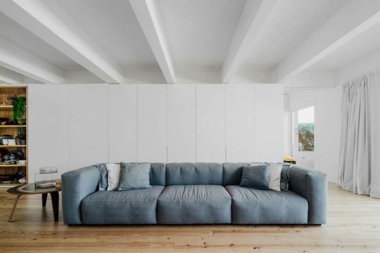 Skrine ako rozdeľovače vysokých miestností vysoké okná svetlo šedo-modro-šedo-gauč-strop-blken-laminát