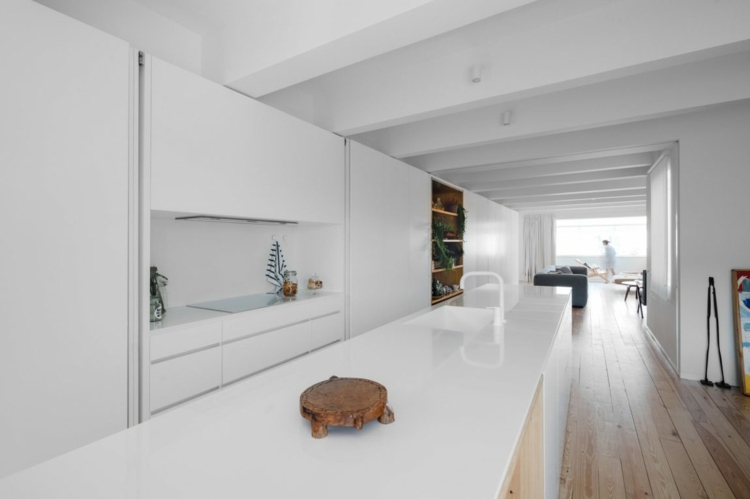 Pohľad na vysoké okná obývačky vysoké okno-minimalistické-biele-kuchynské-drez-faucet-moderné