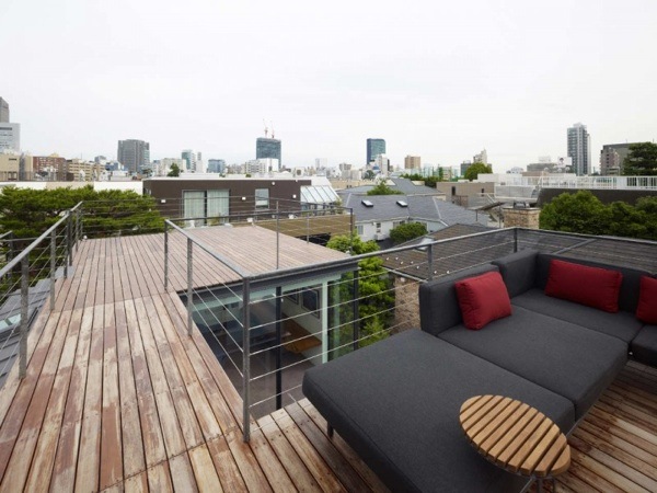 strešná terasa s dreveným nábytkom