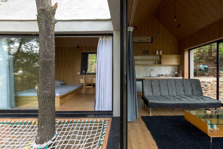 rozkladacia pohovka s hlbokým vlasom a drevenou stenou