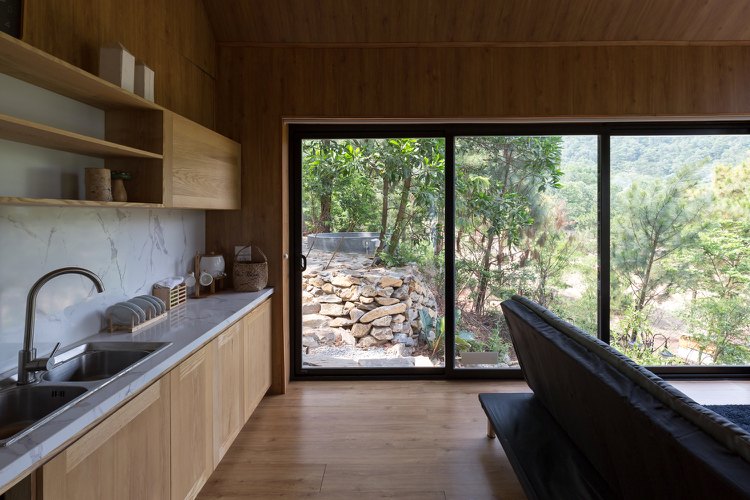 drevená stena kuchyňa mramorová doska dubové skrinky police vyššie