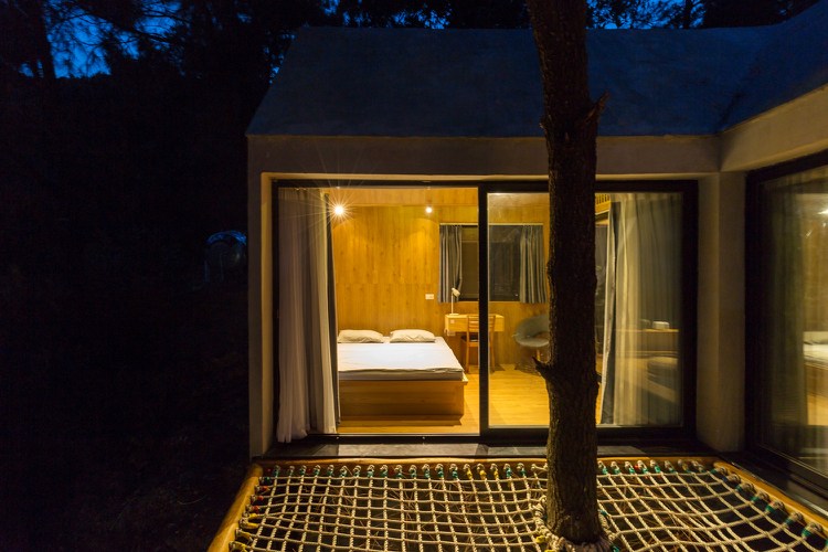 drevená stena strom lezecká sieť spálňa