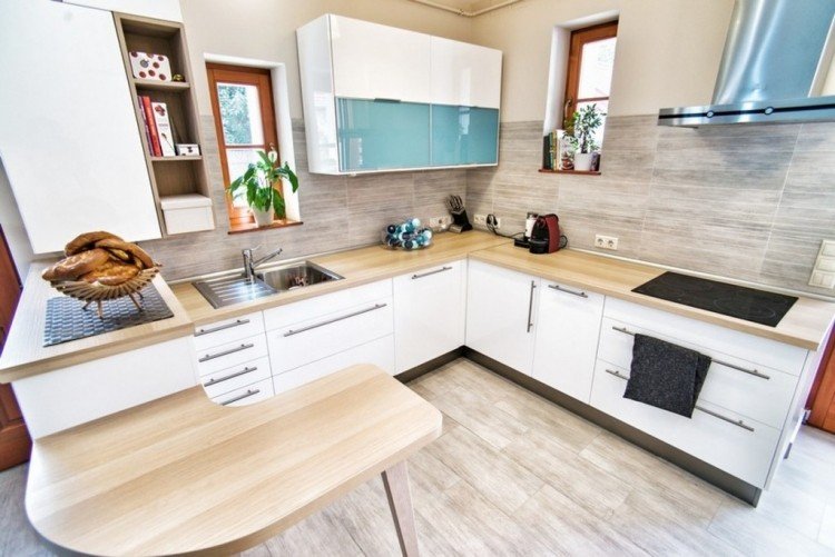 Drevené pracovné dosky kuchyňa-moderný-tvar-l-polostrov-béžová-farba-steny-dlaždice-kamenný vzhľad