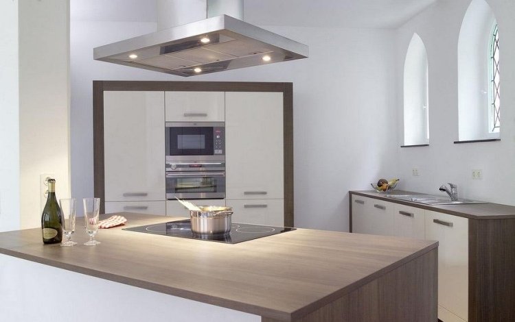 drevo-pracovná doska-kuchyňa-moderné-krémové-fronty-oceľ-spotrebiče