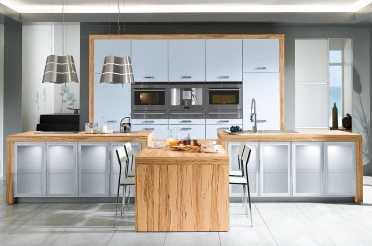 drevo-pracovná doska-kuchyňa-svetlo-koľajnica-zrno-svetlo-sivá-fronty