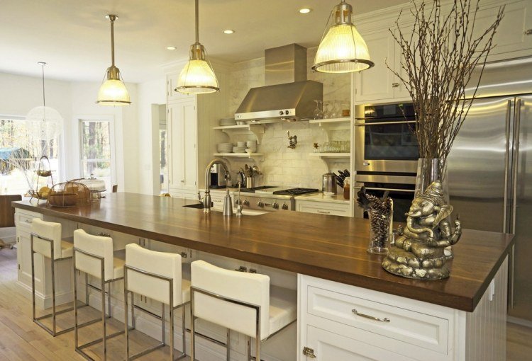 drevená pracovná doska-kuchyňa-kuchyňa-ostrov-biele-fronty-zadná stena-mramorový vzhľad