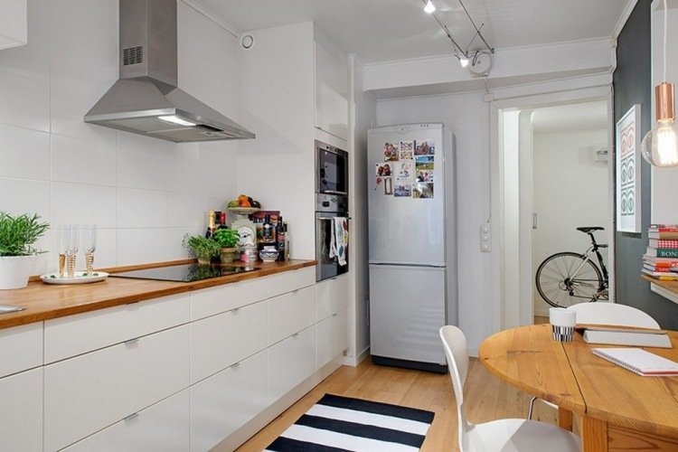 dosky na drevo-kuchyňa-škandinávske-biele-predné-kachľové zrkadlo