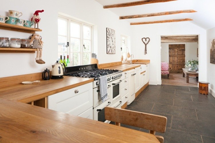 drevené dosky vidiecky štýl-moderné-pod skrinky-biele-stropné trámy