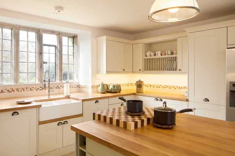 drevené dosky dub-nápad-kuchyňa ostrov-drez-okno-šachovnica-zrkadlo