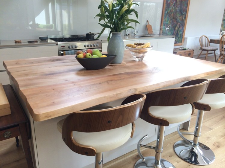 drevené pracovné dosky-vlnové hrany-kuchyňa-ostrov-barové stoličky-moderné