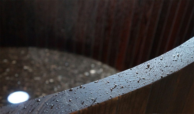 drevená vaňa-khi-rustikálny-dizajn-nápad-kúpeľňové doplnky