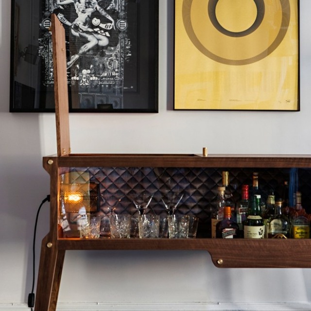 rockstar-drevený-bar-kabinet-whisky-otvorený