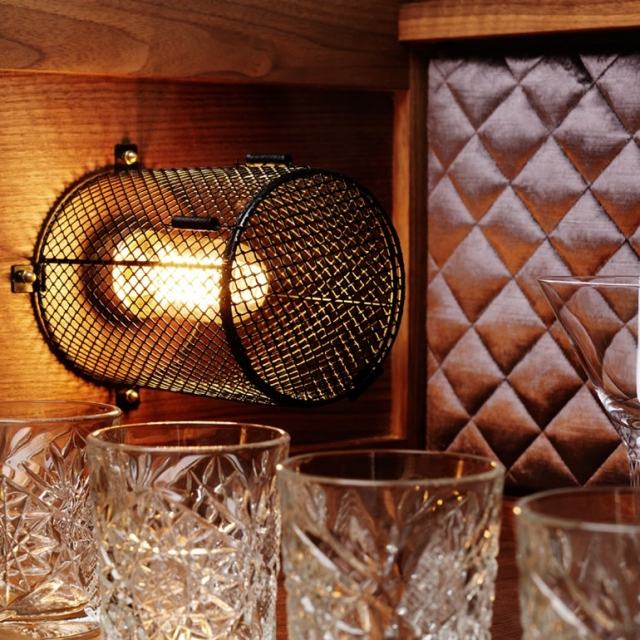 dizajnér-bar-drevená-lampa-mriežka-whisky-poháre
