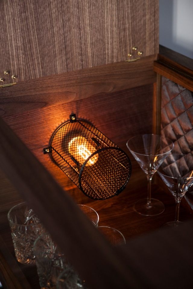 dizajnér-bar-skriňa-drevená-lampa-vnútorná mriežka