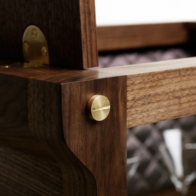 skrutky do drevenej whisky-skrinky-jaseň-mosadz-záves