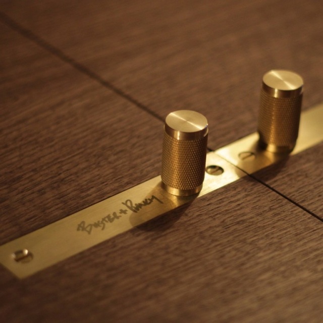 drevo-domov-bar-skrinka-gombíky-mosadz-logo-dizajnér