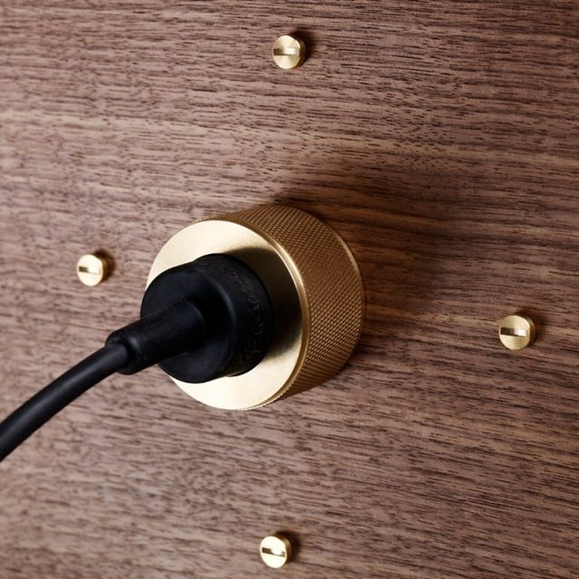 mosadzné gombíky-dom-bar-drevo-detailné