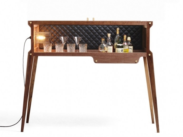 dizajnér-bar-skriňa-drevo-vlys-lampa-strana-koža-obal-čierna