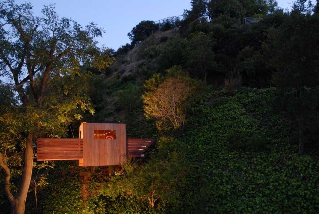 Dom na chodníku Blum postavený na svahu v lese z drevenej konštrukcie