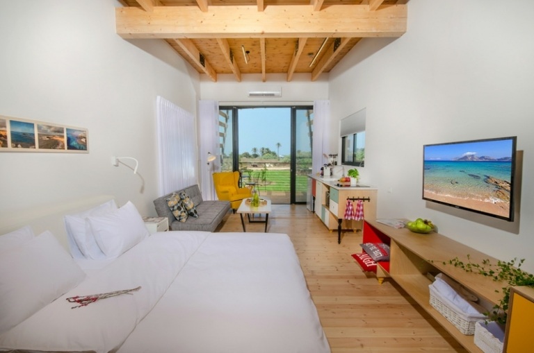 drevená podlaha strop interiér spací priestor posteľ nízka doska televízor