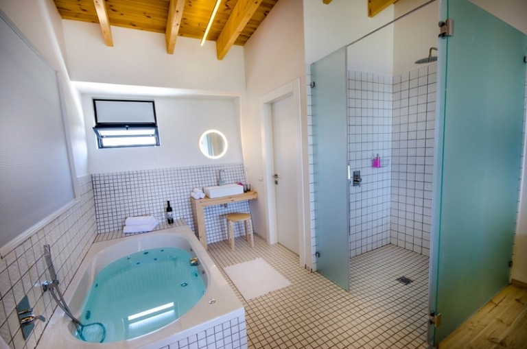 drevená podlaha strop otvorený kúpeľňa sprchovací kút jacuzzi umývadlo márnosť